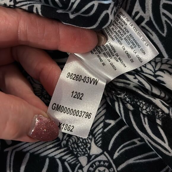 Harley-Davidson women’s button down blouse. Black & white Harley print. Size 2W. - Picture 9 of 10